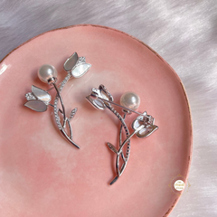 Sparkling Silver Dreamy Pearl Lotus Brooch