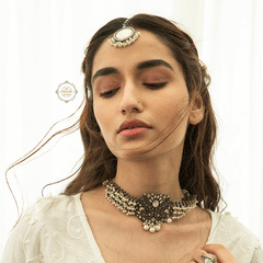 Ruhaniyat Full Moon Pearl Maang Tika