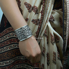 Nazaakat Chitai Hand Cuff (Piece)