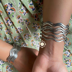 Curvy Delight Hammer Bangle (Piece)