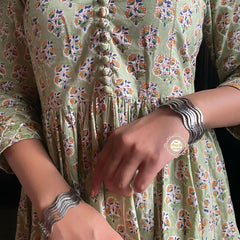 Curvy Delight Hammer Bangle (Piece)