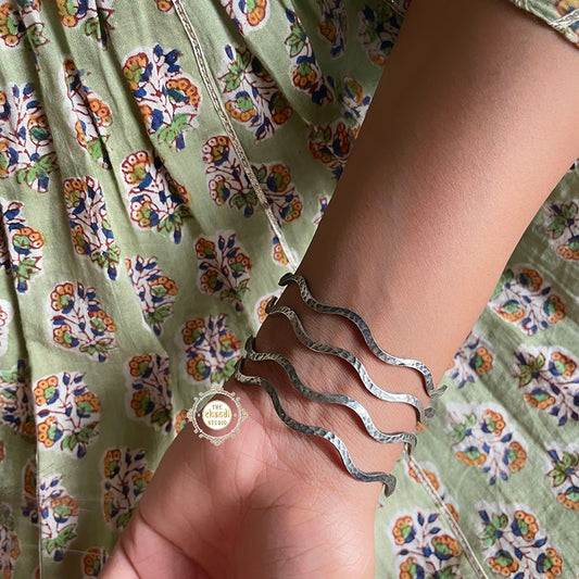 Curvy Delight Hammer Bangle (Piece)