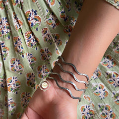 Curvy Delight Hammer Bangle (Piece)