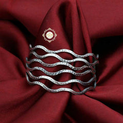 Curvy Delight Hammer Bangle (Piece)