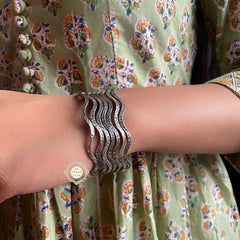 Curvy Delight Hammer Bangle (Piece)