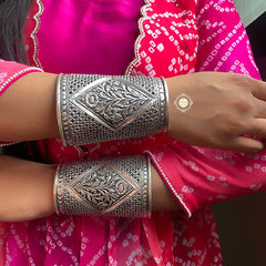 Nazaakat Sunflower Chitai Hand Cuff (Piece)
