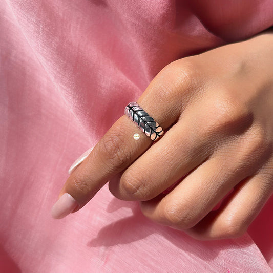Unisex Fish Tail Band Ring Small