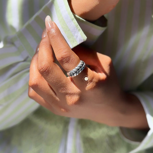 Unisex Fish Tail Band Ring Small