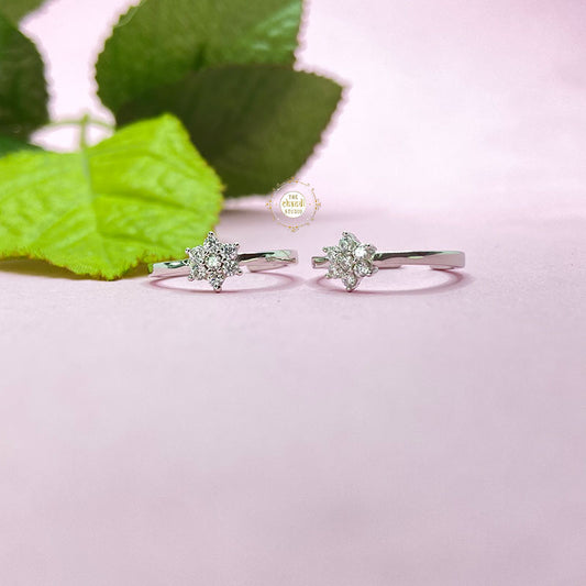 Sparkling Silver Flower Toe Ring