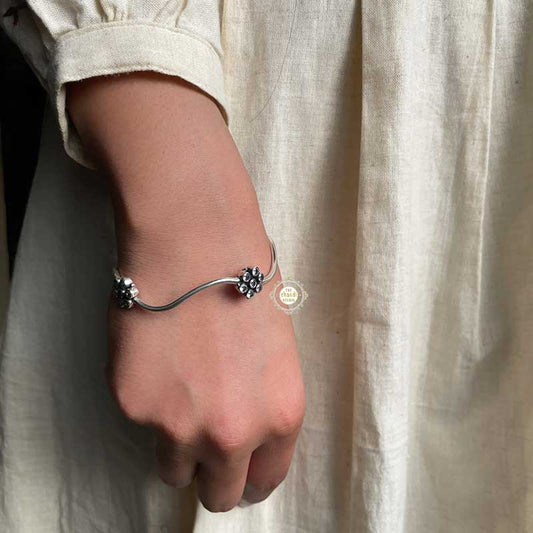 Curvy Delight Flower Bangle (Piece)