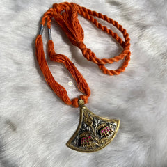 Elegant Bend Thread Necklace