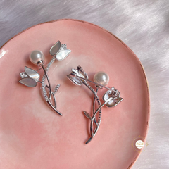 Sparkling Silver Dreamy Pearl Lotus Brooch