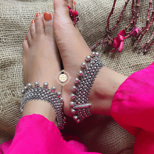 Showstopper Anklet With Detailed Rawa Work