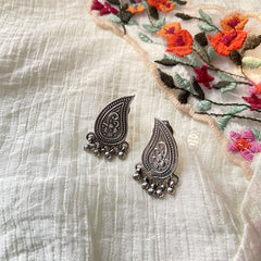 Lightweight Paisley Earring