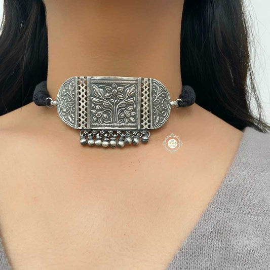 Floral Embossed Ghungroo Thread Choker