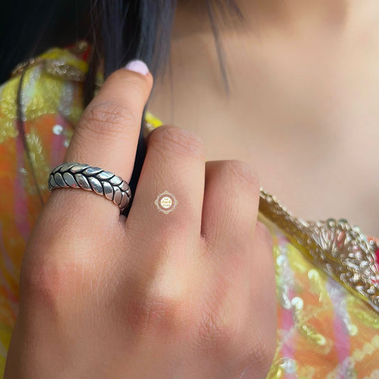 Unisex Fish Tail Band Ring Small