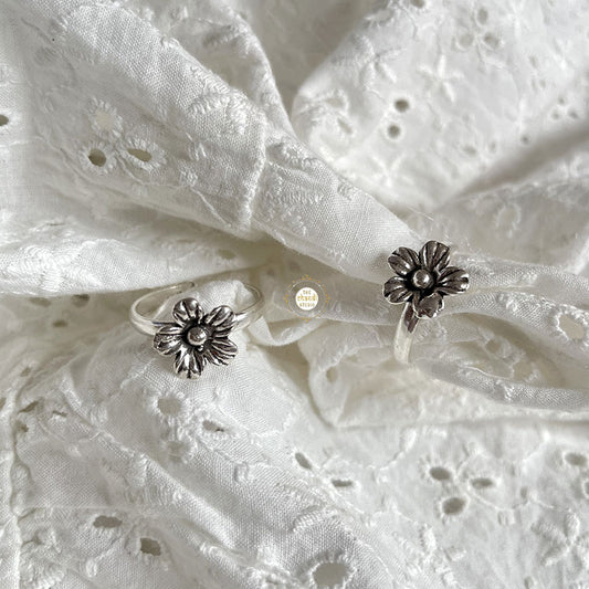 Oxidised Antique Silver Minimal Flower Toe Ring