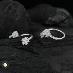 Sparkling Silve Bloom Shine Toe Ring