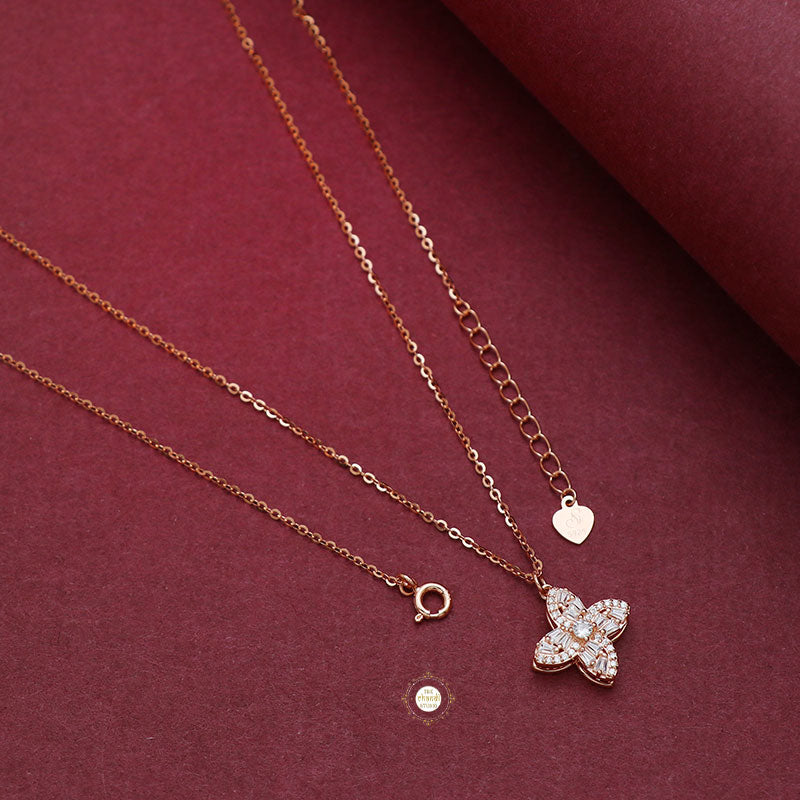 Sparkling Silver Daisy Necklace