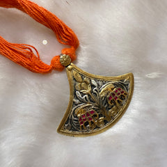 Elegant Bend  Thread Necklace